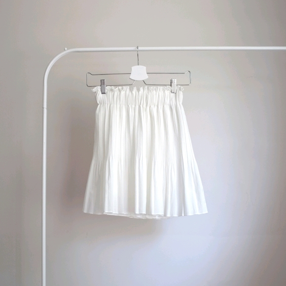 đBOGO White Pleated Skirt